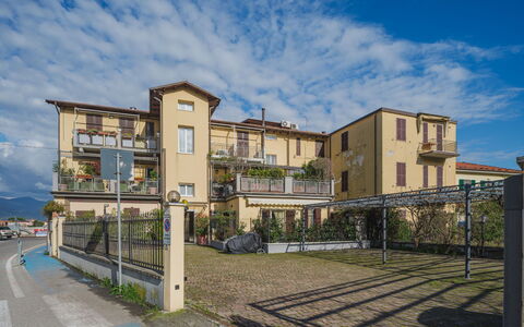 Onda Marina: Daytime, Gebäude, Himmel, Azurblau, Fenster, Die Architektur, Tabelle, Eigentumswohnung, Holz, Regale
