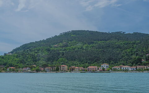 Onda Marina: Wolke, Wasser, Himmel, Wasservorräte, Gebäude, Berg, Hochland, Küsten Und Ozeanische Forms, See, Baum