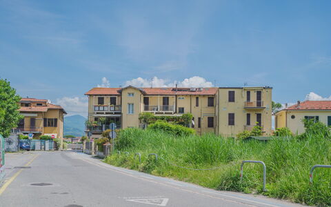 Onda Marina: Himmel, Gebäude, Wolke, Pflanze, Fenster, Urban Design, Haus, Asphalt, Fassade, Stadt