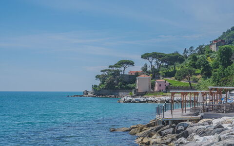 Onda Marina: Wasser, Himmel, Wolke, Azurblau, Baum, Pflanze, Bank, See, Arecales, Strand