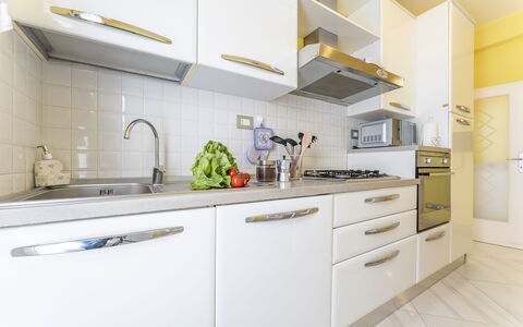 Leandro's House Near Thermal Baths: Spüle, Cabinetry, Countertop, Sinken, Zapfhahn, Küche, Gebäude, Interior Design, Schublade, Herd