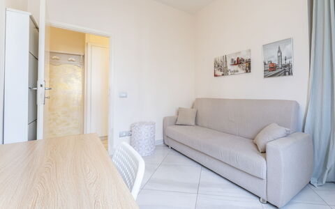 Leandro's House Near Thermal Baths: Komfort, Couch, Holz, Bilderrahmen, Flooring, Fussboden, Wohnzimmer, Hartholz
