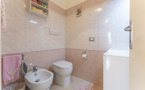 Leandro's House Near Thermal Baths: Armatur, Gebäude, Bad Sink, Badezimmer, Lila, Interior Design, Die Architektur, Fussboden, Toilette