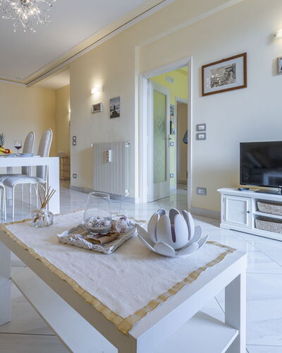 Leandro's House Near Thermal Baths: Eigentum, Bilderrahmen, Tabelle, Couch, Cabinetry, Interior Design, Holz, Die Architektur, Flooring, Fussboden