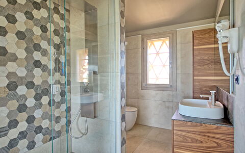 Villa Campana: Armatur, Zapfhahn, Badezimmerschrank, Sinken, Fenster, Badezimmer, Textil, Holz, Interior Design, Fussboden