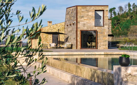 Villa Velari In Volterra With Private Pool, Ac: Himmel, Pflanze, Eigentum, Wasser, Wolke, Gebäude, Baum, Landschaft, Wohngebiet, Fassade