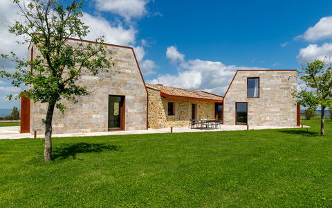 Villa Velari In Volterra With Private Pool, Ac: Wolke, Himmel, Pflanze, Gebäude, Fenster, Natürliche Landschaft, Baum, Grundstueck, Haus, Gras