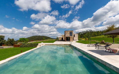 Villa Velari In Volterra With Private Pool, Ac: Wolke, Wasser, Himmel, Pflanze, Gebäude, Schwimmbad, Azurblau, Baum, Haus, Gewässer