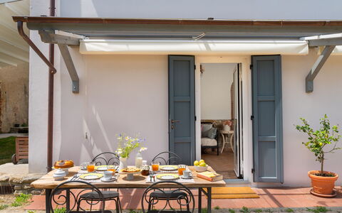 Villa Dei Tigli: Pflanze, Tabelle, Eigentum, Gebäude, Möbel, Blumentopf, Holz, Interior Design, Schatten, Tisch Im Freien