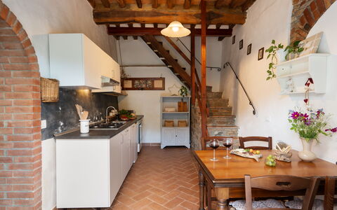 Villa Dei Tigli: Möbel, Eigentum, Tabelle, Pflanze, Gebäude, Holz, Cabinetry, Stuhl, Interior Design, Fussboden
