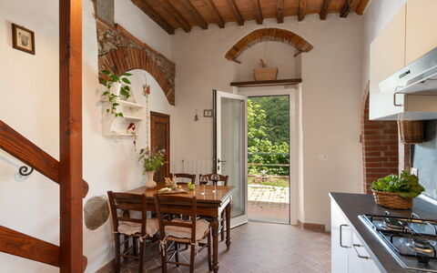 Villa Dei Tigli: Möbel, Tabelle, Eigentum, Pflanze, Zimmerpflanze, Holz, Interior Design, Blumentopf, Cabinetry, Stuhl