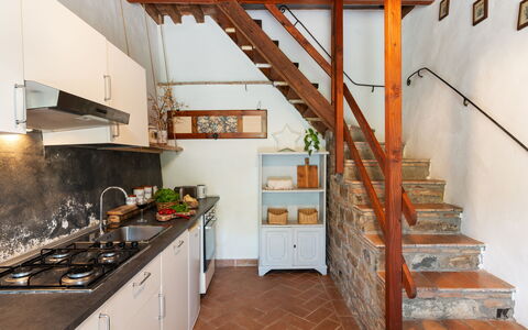 Villa Dei Tigli: Countertop, Cabinetry, Eigentum, Treppe, Küchengerät, Herd, Holz, Küche, Flooring, Fussboden