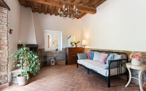 Villa Dei Tigli: Pflanze, Eigentum, Möbel, Gebäude, Zimmerpflanze, Interior Design, Fussboden, Wohnzimmer, Holz, Blumentopf