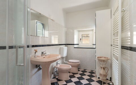Villa Dei Tigli: Spiegel, Armatur, Sinken, Zapfhahn, Eigentum, Bad Sink, Gebäude, Badezimmer, Lila, Interior Design