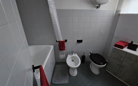 La Piccola Rocca: Armatur, Toilleten Sitz, Badezimmer, Flooring, Sinken, Toilette, Fussboden, Bad Sink, Installation, Zapfhahn