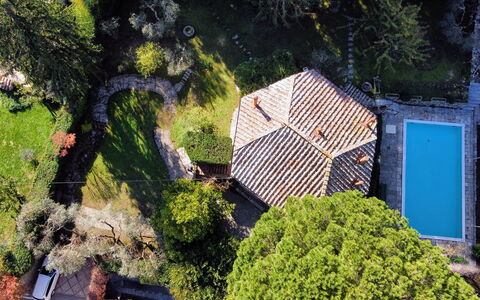 La Piccola Rocca: Pflanze, Blau, Gebäude, Vegetation, Urban Design, Baum, Landschaft, Wohngebiet, Nachbarschaft, Holz