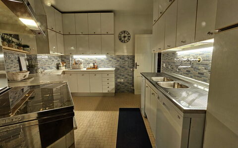 La Piccola Rocca: Cabinetry, Countertop, Eigentum, Sinken, Herd, Küche, Holz, Schublade, Interior Design, Die Architektur