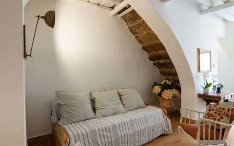 La Piccina: Eigentum, Möbel, Komfort, Holz, Zimmerpflanze, Interior Design, Bilderrahmen, Die Architektur, Bettrahmen, Fussboden