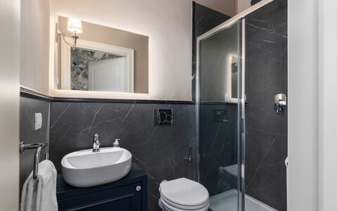 Torretta Penthouse: Badezimmer, Armatur, Bad Sink, Sinken, Interior Design, Flooring, Fussboden, Zapfhahn, Toilette, Spiegel