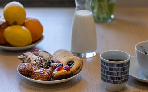 Torretta Penthouse: Essen, Geschirr, Servierware, Tasse, Dishware, Zutat, Drinkware, Kaffeetasse, Teller, Dessert