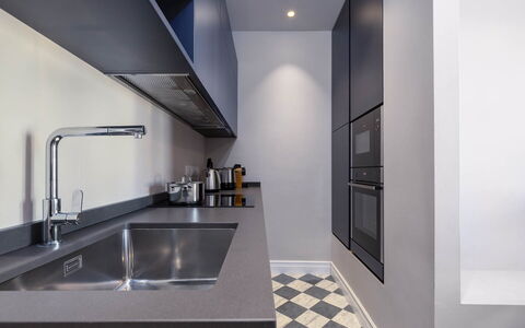 Torretta Penthouse: Küche, Countertop, Küchengerät, Interior Design, Major Appliance, Cabinetry, Herd, Flooring, Sinken, Haushaltsgerät