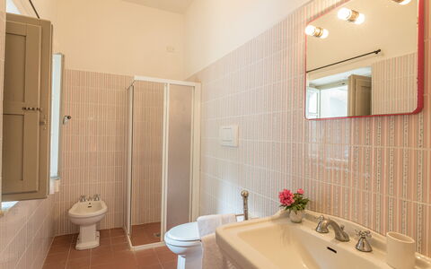 Villa D'elsa: Spiegel, Eigentum, Armatur, Badewanne, Zapfhahn, Pflanze, Sinken, Lila, Badezimmer