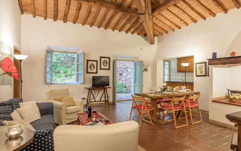 Villa D'elsa: Möbel, Bilderrahmen, Tabelle, Holz, Interior Design, Fussboden, Wohnzimmer, Hartholz, Grundeigentum, Fenster
