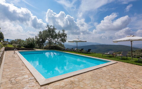 Villa D'elsa: Wasser, Wolke, Himmel, Pflanze, Daytime, Eigentum, Schwimmbad, Natur, Azurblau, Rechteck