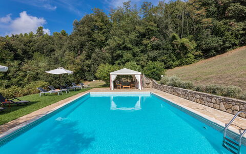 Villa D'elsa: Wasser, Pflanze, Wolke, Eigentum, Schwimmbad, Himmel, Natur, Azurblau, Schatten, Gewässer