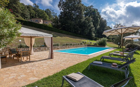 Villa D'elsa: Wolke, Pflanze, Eigentum, Himmel, Schwimmbad, Wasser, Baum, Gebäude, Gartenmöbel, Schatten