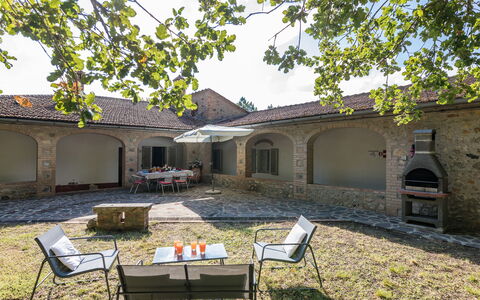 Villa D'elsa: Eigentum, Gebäude, Pflanze, Himmel, Schatten, Tabelle, Gartenmöbel, Baum, Gras, Stuhl