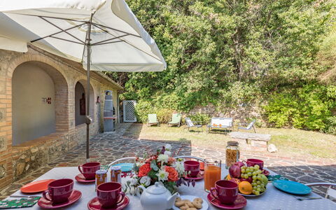 Villa D'elsa: Geschirr, Tabelle, Pflanze, Essen, Möbel, Teller, Stuhl, Dishware, Fenster, Gebäude