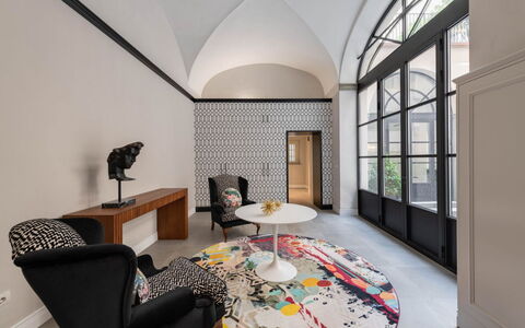 Duomo Penthouse: Tabelle, Möbel, Eigentum, Gebäude, Interior Design, Komfort, Beleuchtung, Flooring, Die Architektur, Fussboden