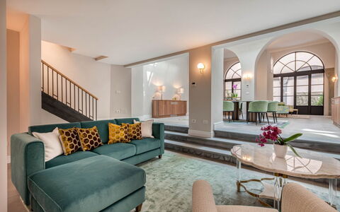 Duomo Penthouse: Möbel, Eigentum, Tabelle, Pflanze, Couch, Fenster, Zimmerpflanze, Wohnzimmer, Interior Design, Komfort