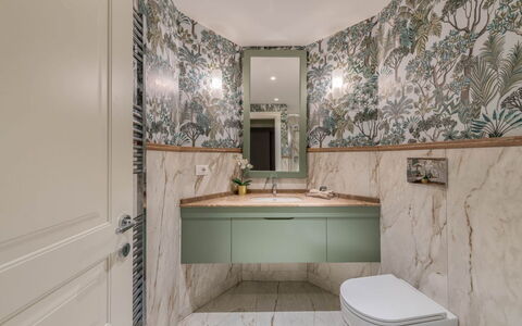 Duomo Penthouse: Spiegel, Armatur, Eigentum, Gebäude, Sinken, Badezimmer, Bad Sink, Zapfhahn, Interior Design, Toilette