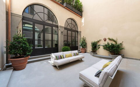 Duomo Penthouse: Pflanze, Eigentum, Gebäude, Interior Design, Beleuchtung, Die Architektur, Blumentopf, Komfort, Zimmerpflanze, Wohngebiet