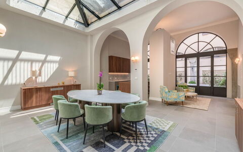 Duomo Penthouse: Tabelle, Möbel, Eigentum, Stuhl, Pflanze, Fenster, Holz, Gebäude, Interior Design, Fussboden