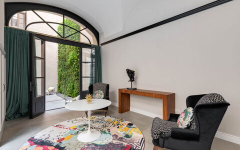 Duomo Penthouse: Tabelle, Eigentum, Gebäude, Fenster, Pflanze, Komfort, Beleuchtung, Die Architektur, Interior Design, Haus
