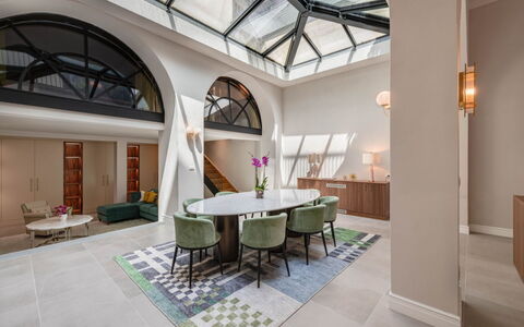 Duomo Penthouse: Möbel, Eigentum, Tabelle, Stuhl, Die Architektur, Interior Design, Fussboden, Flooring, Holz, Grundeigentum