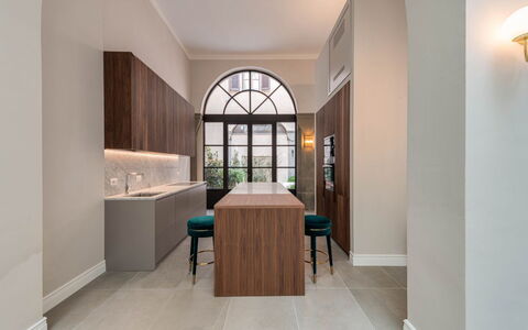 Duomo Penthouse: Eigentum, Tabelle, Gebäude, Holz, Interior Design, Beleuchtung, Flooring, Cabinetry, Schublade, Fussboden