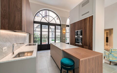 Duomo Penthouse: Möbel, Eigentum, Tabelle, Cabinetry, Interior Design, Fenster, Holz, Stuhl, Küche, Pflanze