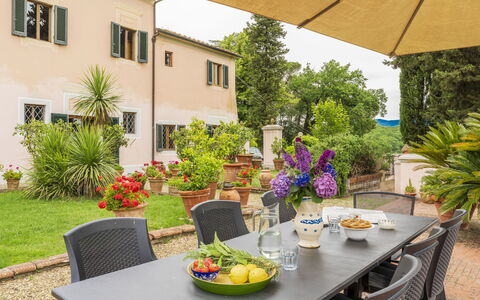 Villa Montegattoli, Pool, Landscape, Wifi, Ac: Blume, Tabelle, Pflanze, Möbel, Geschirr, Gebäude, Fenster, Essen, Stuhl, Blumentopf