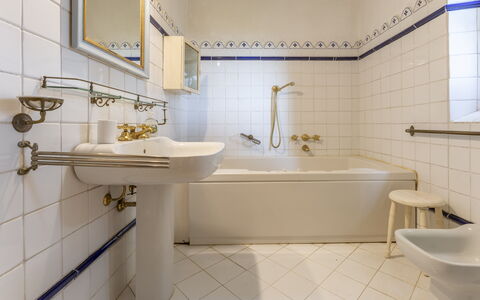 Villa Montegattoli, Pool, Landscape, Wifi, Ac: Zapfhahn, Armatur, Spiegel, Sinken, Badewanne, Bad Sink, Badezimmer, Lila, Die Architektur