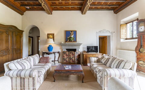 Villa Montegattoli, Pool, Landscape, Wifi, Ac: Bilderrahmen, Möbel, Tabelle, Couch, Azurblau, Holz, Interior Design, Wohnzimmer, Fussboden, Gebäude