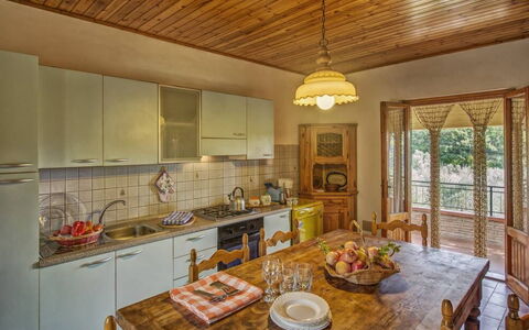 Leccino: Eigentum, Cabinetry, Tabelle, Countertop, Küche, Sinken, Interior Design, Holz, Beleuchtung, Fenster