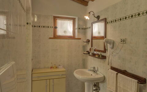 Leccino: Zapfhahn, Armatur, Eigentum, Sinken, Spiegel, Gebäude, Interior Design, Bad Sink, Beleuchtung, Badezimmer