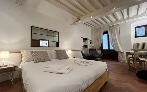 Vicolo Della Scala Rooms: Möbel, Gebäude, Fenster, Komfort, Holz, Tabelle, Beleuchtung, Interior Design, Bettrahmen