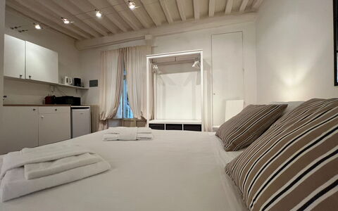 Vicolo Della Scala Rooms: Eigentum, Möbel, Holz, Komfort, Interior Design, Gebäude, Die Architektur, Flooring, Fussboden, Halle