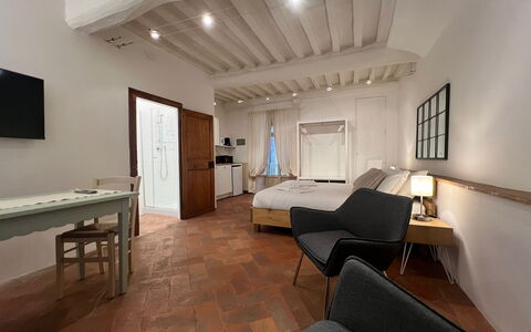 Vicolo Della Scala Rooms: Möbel, Tabelle, Interior Design, Fussboden, Holz, Flooring, Wohnzimmer, Komfort, Grundeigentum, Hartholz