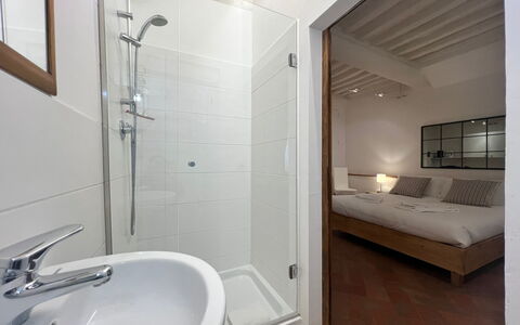 Vicolo Della Scala Rooms: Armatur, Eigentum, Zapfhahn, Duschkopf, Badewanne, Gebäude, Badezimmer, Dusche, Brausenstange, Interior Design